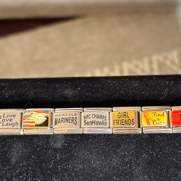 Italian Charm Mix. Seattle, Redhead, Cross, America, Find a Cure. 15 Charms. - Picture 4 of 10